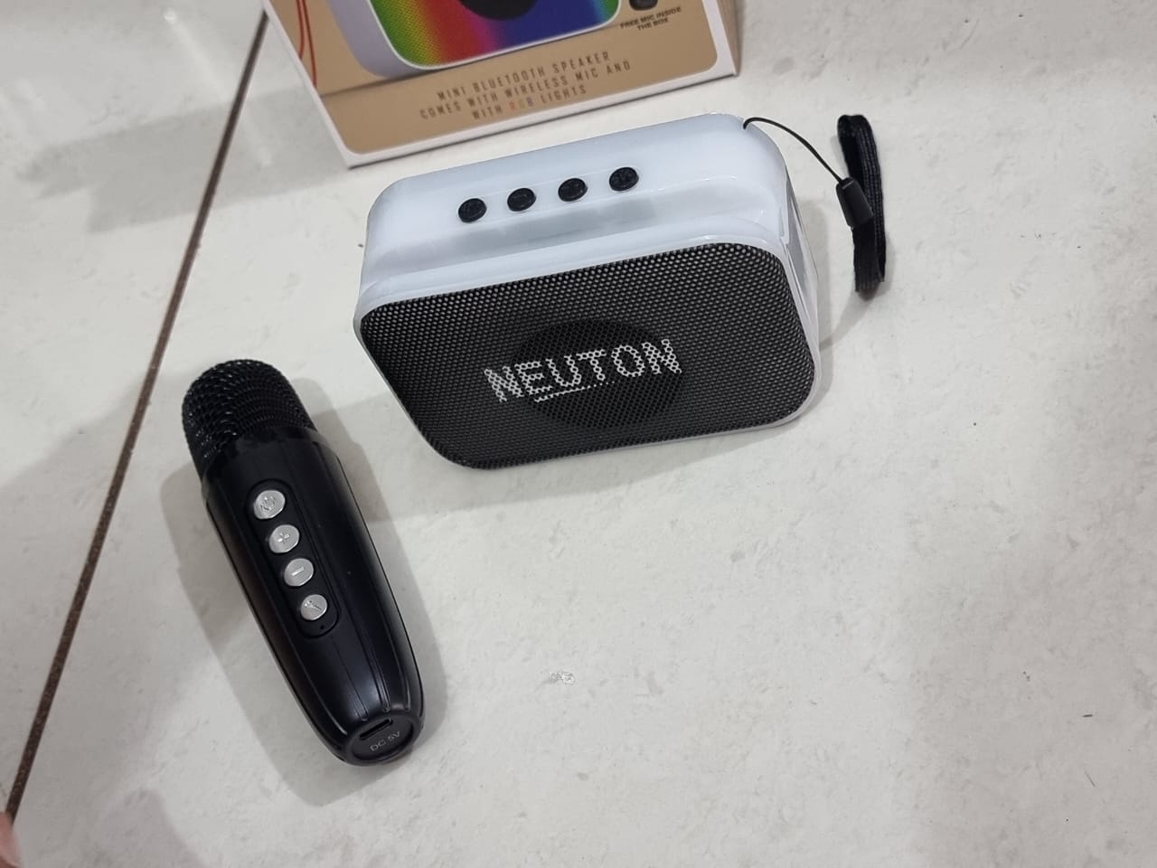 400070 NEUTON 12WATT Bluetooth Speaker with Mick 5 different voice change effects