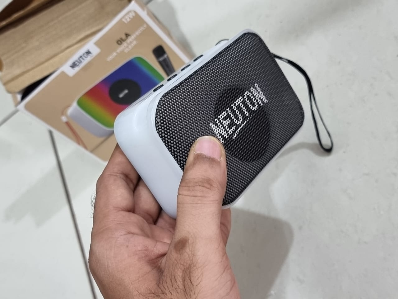 400070 NEUTON 12WATT Bluetooth Speaker with Mick 5 different voice change effects