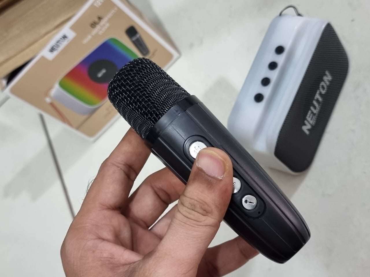 400070 NEUTON 12WATT Bluetooth Speaker with Mick 5 different voice change effects